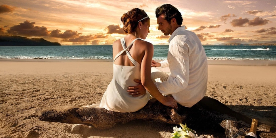 ปรึกษาปัญหาชีวิตคู่ ชายหญิงนั่งบนชายหาด รับปรึกษาความรัก