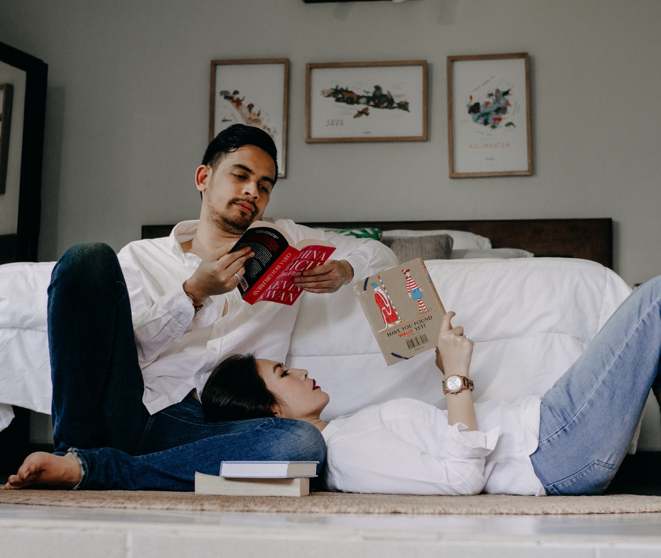 Jasa fotografi pernikahan dan prewedding, fotografer profesional untuk foto dokumentasi, dan foto produk di studio atau outdoor.