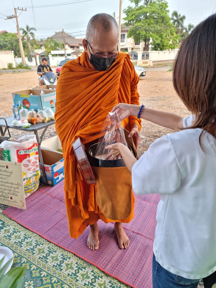 รับจ้างทำบุญออนไลน์ บุคคลทำบุญใส่บาตรพระสงฆ์