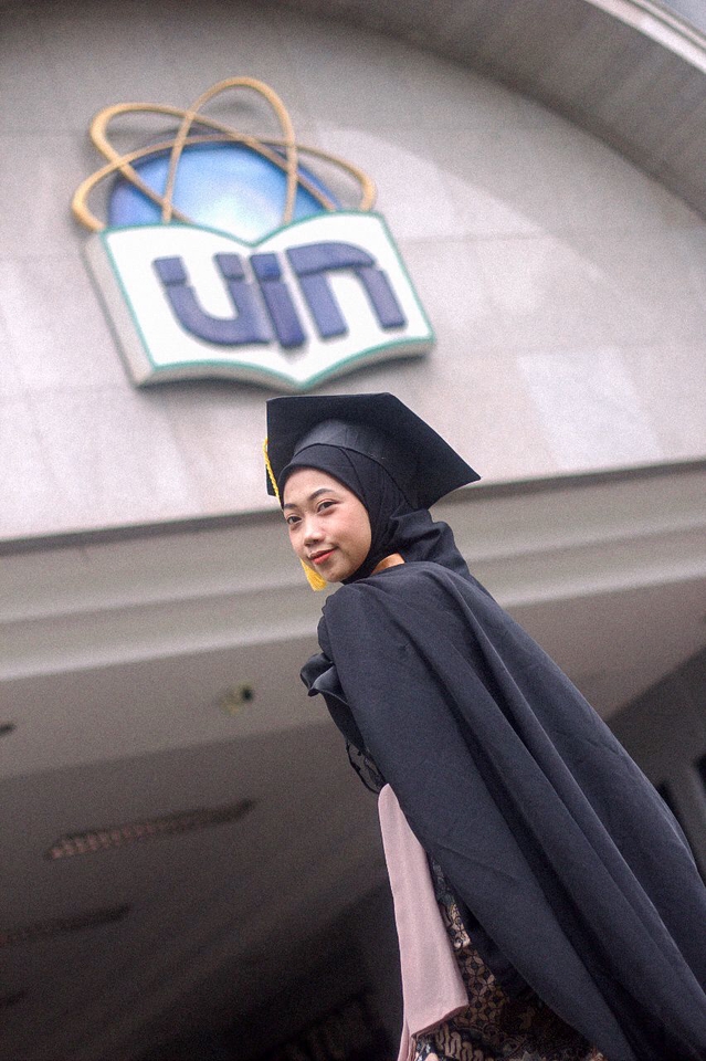 Jasa fotografi wisuda di kampus UIN dengan fotografer profesional dan harga terjangkau.