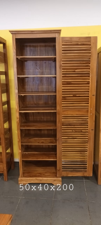 Desain lemari kayu jati minimalis dengan 5 rak dan pintu model teralis, cocok untuk penyimpanan baju, buku, atau aksesoris di ruangan Anda.