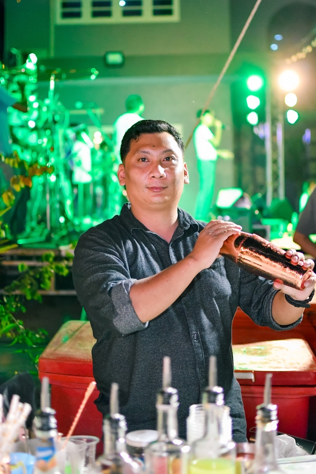 บาร์เทนเดอร์มืออาชีพ ผสมเครื่องดื่ม บริการจัดเลี้ยง