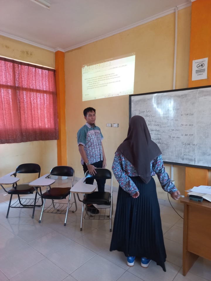 Belajar bahasa Inggris online di kelas dengan guru dan mahasiswa lain.