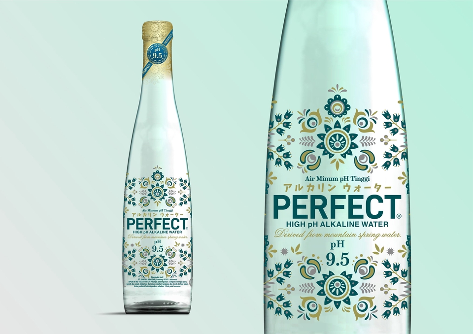 Desain Kemasan Botol Minuman dengan Label Unik dan Elegan.