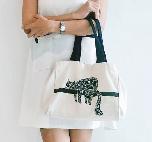 รับวาดภาพประกอบ กระเป๋าผ้าลายแมวนอน ภาพประกอบลายเส้นสีดำขาว วาดภาพสินค้า วาดภาพดิจิตอล