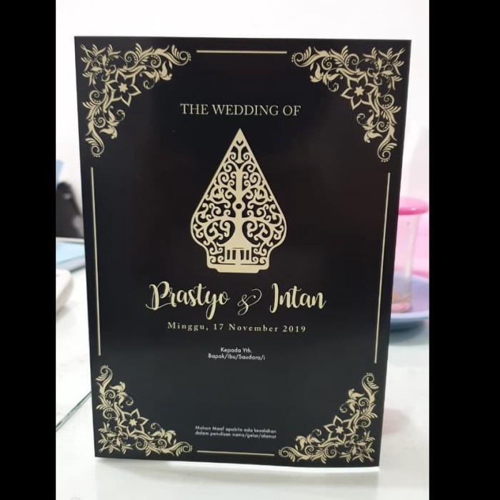 Desain kartu undangan pernikahan unik dengan desain digital printing dan gambar rumah adat