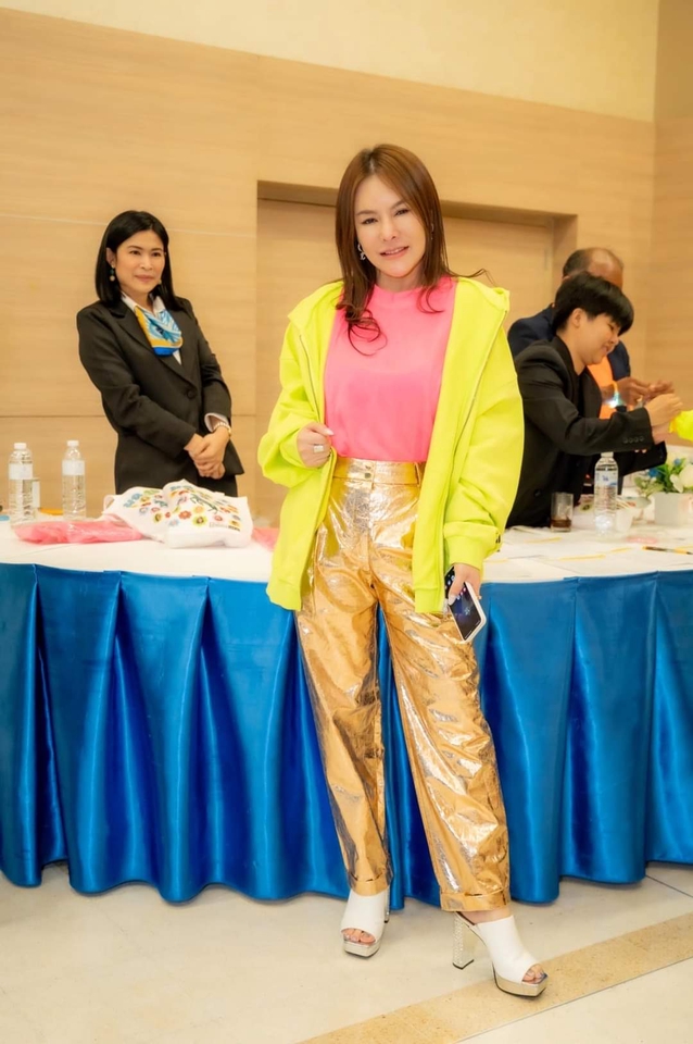 บาร์เทนเดอร์หญิงมืออาชีพ แต่งตัวสวย พร้อมให้บริการ