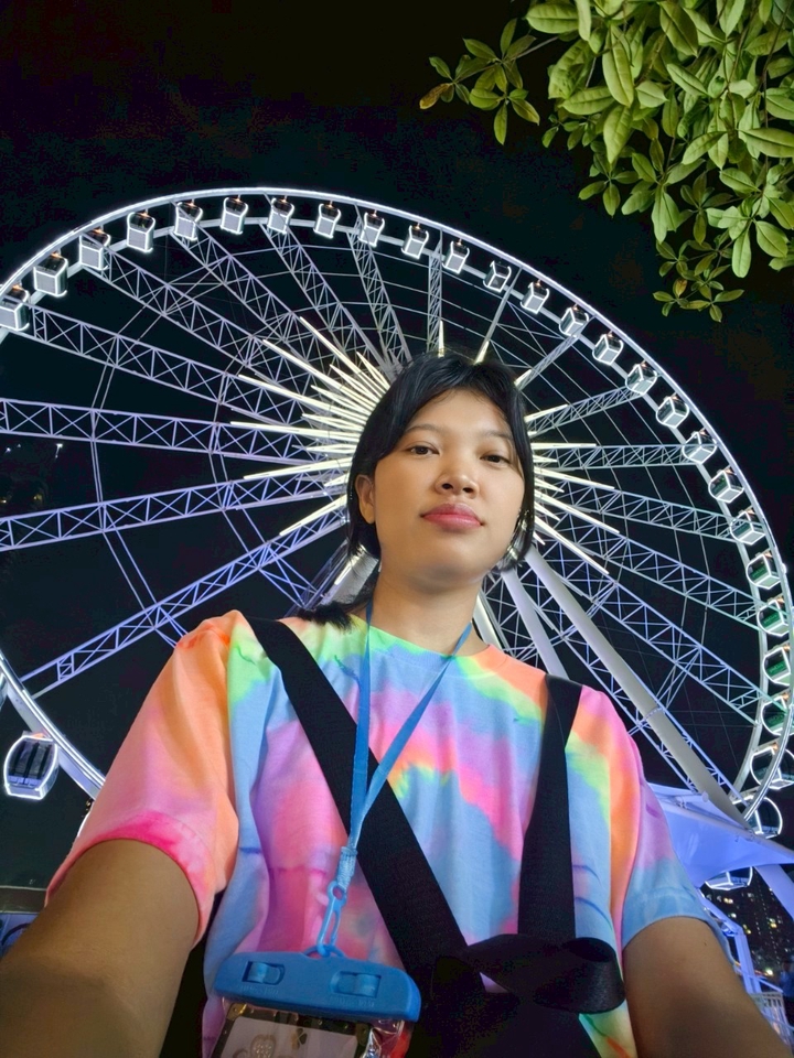 ไปเดินเล่นเอเชียทีคแล้วขึ้นชิงช้าสวรรค์ด้วยกันถึงแม้จะตื่นเต้นหน่อยๆเพราะกลัวความสูงแต่ก็เคยนั่งแล้ว