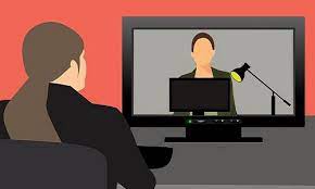 Jasa pengembangan diri online: Seorang wanita berkonsultasi dengan psikolog melalui video call untuk meningkatkan kualitas hidup dan mencapai tujuan.
