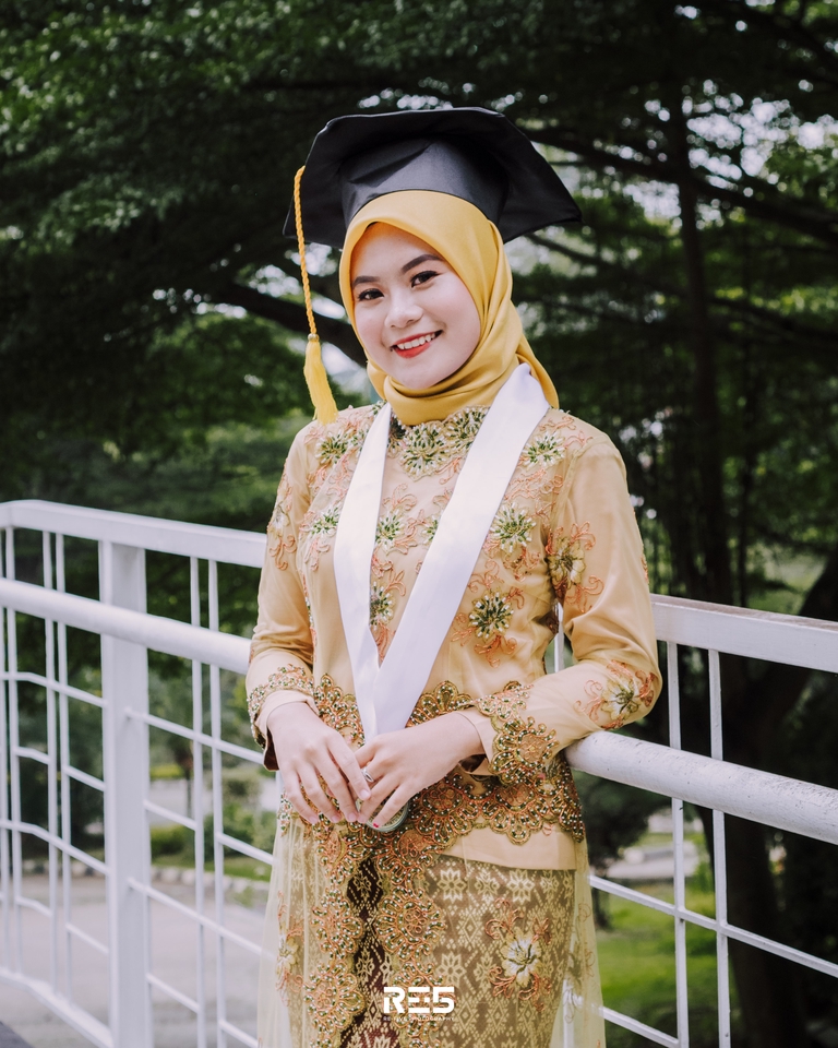 Fotografi - FOTO WISUDA/GRADUATION PERSONAL DI TEMPAT (OUTDOOR) JABODETABEK - 5