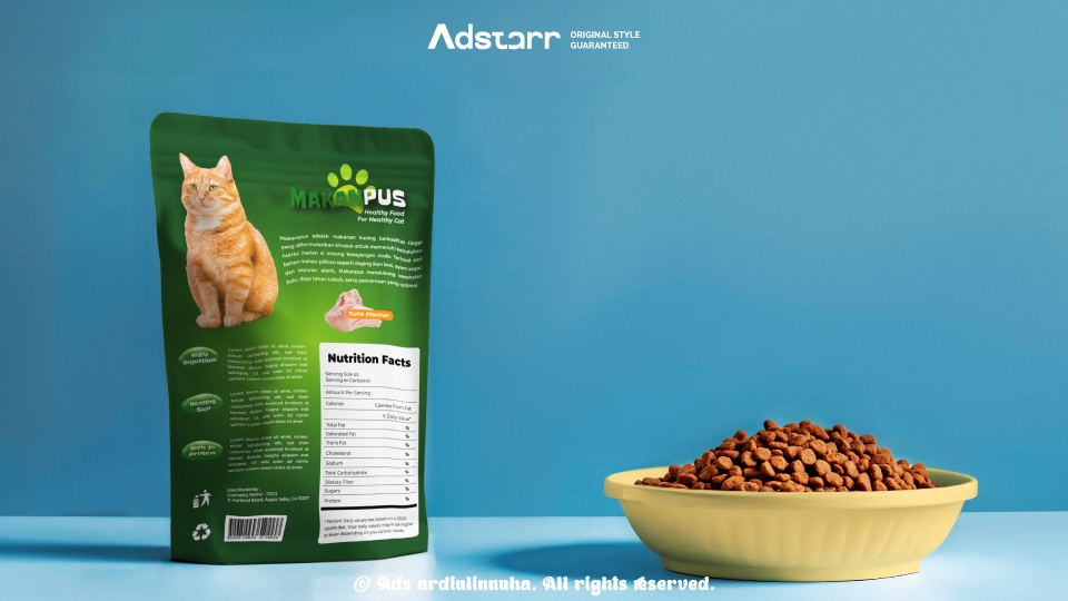 Desain Kemasan Makanan Kucing dengan Gambar Kucing dan Ilustrasi Makanan Kucing.