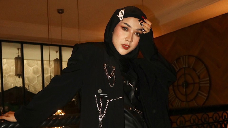 Jasa endorse selebgram murah, selebgram hijab stylish promosi produk.  Paid promote Instagram harga terjangkau.