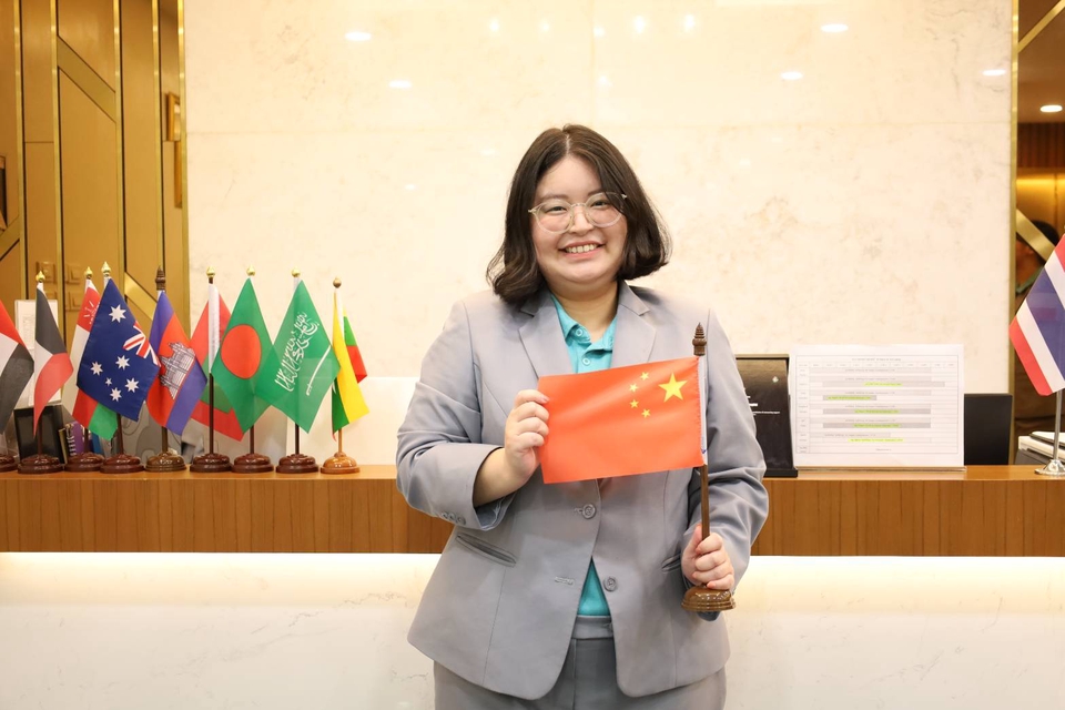 ล่ามแปลภาษาจีน กับธงชาติจีน ยิ้มแย้มแจ่มใส ให้บริการแปลภาษาจีน