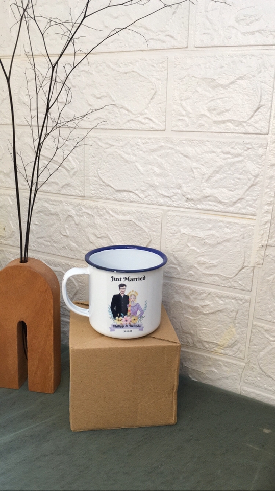Mug putih dengan desain ilustrasi pernikahan, cocok untuk kado pernikahan, souvenir, atau dekorasi. Jasa ilustrasi pernikahan, gambar ilustrasi, desain ilustrasi pernikahan, desain mug, ilustrasi pernikahan, desain mug pernikahan, jasa desain mug.