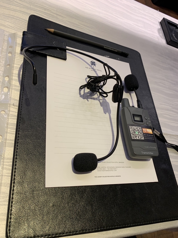 ล่ามแปลภาษาพร้อมอุปกรณ์เสียง ไมโครโฟนสำหรับการประชุม การสัมมนา หรือการเรียน