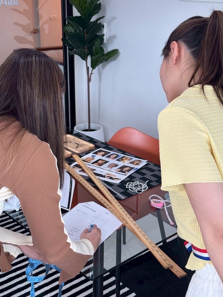 ที่ปรึกษาความงาม บริการให้คำปรึกษาการแต่งหน้าและดูแลผิว พร้อมเลือกผลิตภัณฑ์ที่เหมาะสม