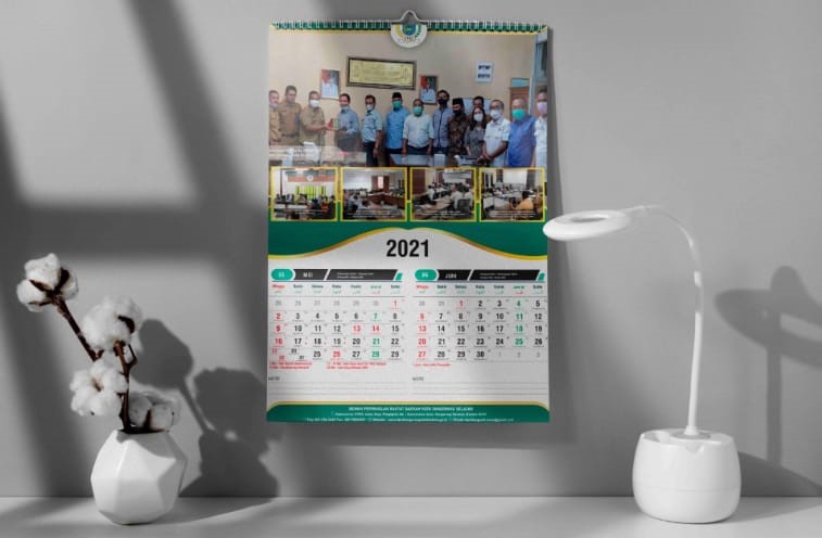 Desain kalender meja 2021 dengan foto grup, desain kalender unik, desain kalender tahunan, desain kalender cdr, desain kalender kantor, kalender 2021, jasa desain kalender, harga desain kalender, desain kalender meja keren, desain kalender dinding, desain kalender elegant.