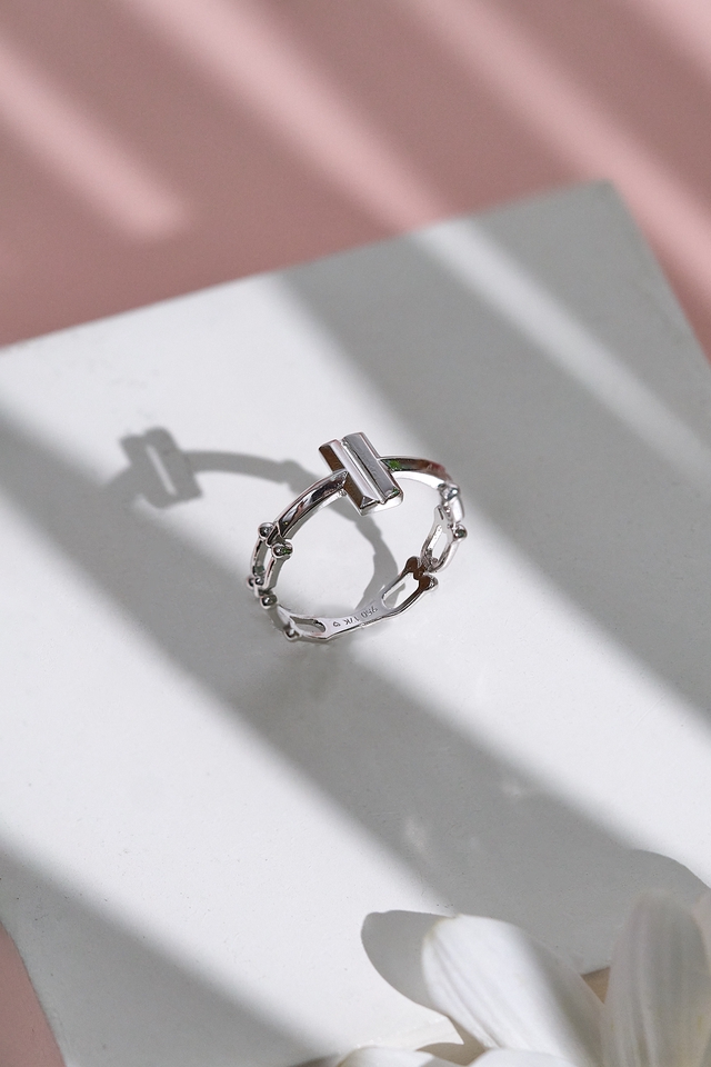 Cincin perak dengan desain minimalis untuk wanita, cocok untuk foto produk online shop