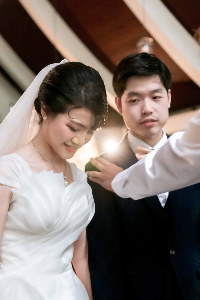 ภาพคู่บ่าวสาวในงานแต่งงาน พร้อมช่างวีดีโอที่ถ่ายงานแต่งงานให้ โดยมีทีมงานช่วยถือกล้องและอุปกรณ์ถ่ายวีดีโอ รับถ่ายวีดีโองานแต่งงาน ถ่ายวีดีโอพรีเซ้นงานแต่ง รับทำพรีเซนเทชั่นแต่งงาน รับตัดต่อวีดีโอ งานแต่ง ตัดต่อวีดีโอ งานแต่งงาน ตัดต่อ video งานแต่ง