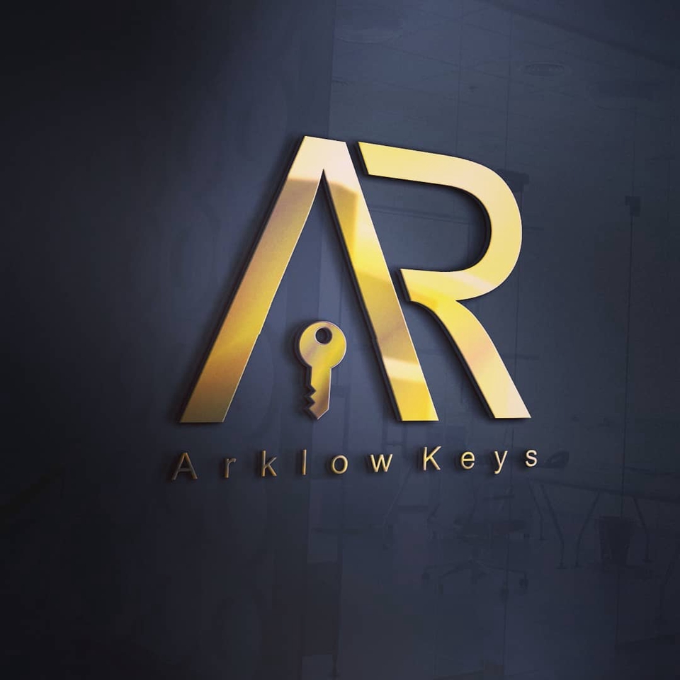 Logo AR berwarna emas dengan kunci di tengah, untuk bisnis kunci bernama Arklow Keys.