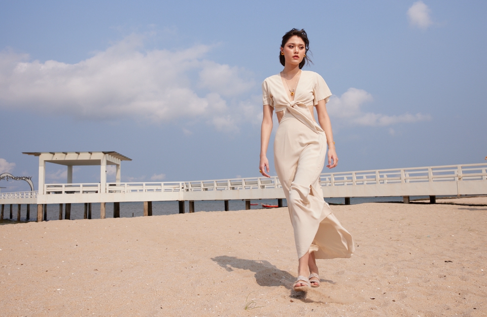 สไตล์ลิสต์ส่วนตัว จัดพร็อพถ่ายรูป ผู้หญิงสวย ใส่ชุดเดรสสีขาว ยืนอยู่บนชายหาด