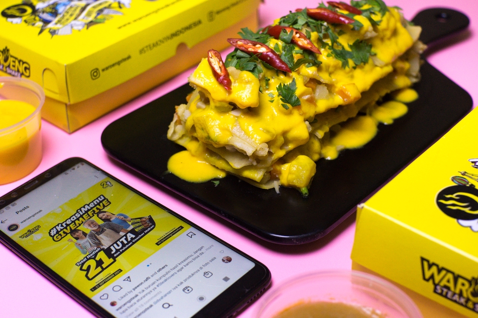 Jasa fotografi makanan dengan background putih dan desain unik untuk kebutuhan promosi produk kuliner.