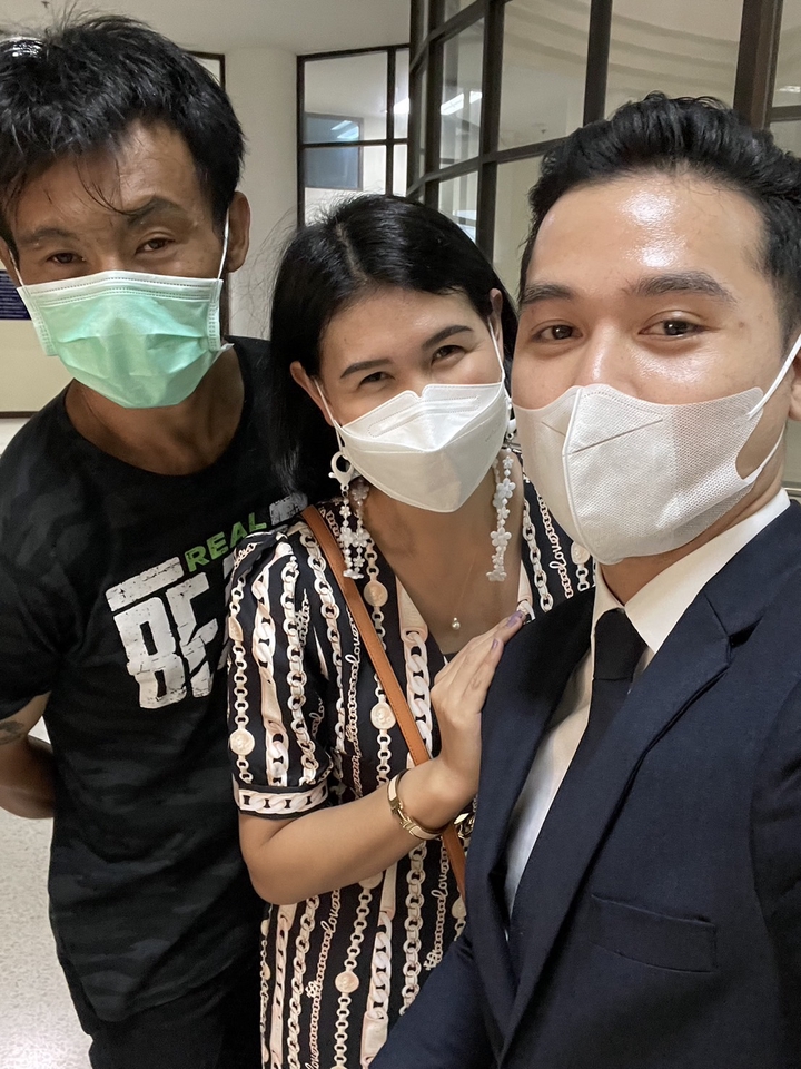 รูปภาพกลุ่มคนถ่ายเซลฟี่ แสดงถึงความร่วมมือและมิตรภาพ พร้อมสวมหน้ากากอนามัย อาจเกี่ยวข้องกับการปรึกษากฎหมาย รับเป็นที่ปรึกษากฎหมาย พร้อมทีมงานให้คำปรึกษาด้านกฎหมายและธุรกิจ ทนายความฟรีแลนซ์ พร้อมให้บริการด้านเอกสารสัญญา