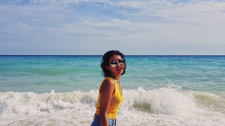 เน็ตไอดอลสาวสวย รีวิวทริปเที่ยวทะเล บล็อกเกอร์รีวิวสถานที่ท่องเที่ยว