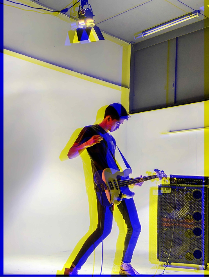 นักดนตรี กำลังเล่นกีต้าร์เบส ในสตูดิโอ สำหรับโปรเจคท์ดนตรี