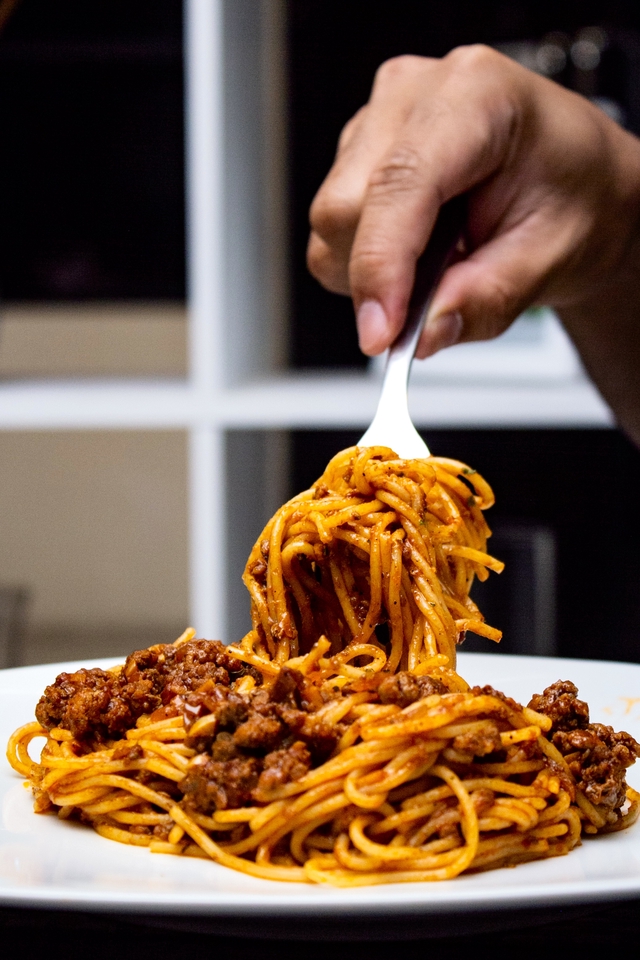 Jasa food photography: Foto lezat spaghetti dengan saus daging, siap disantap.
