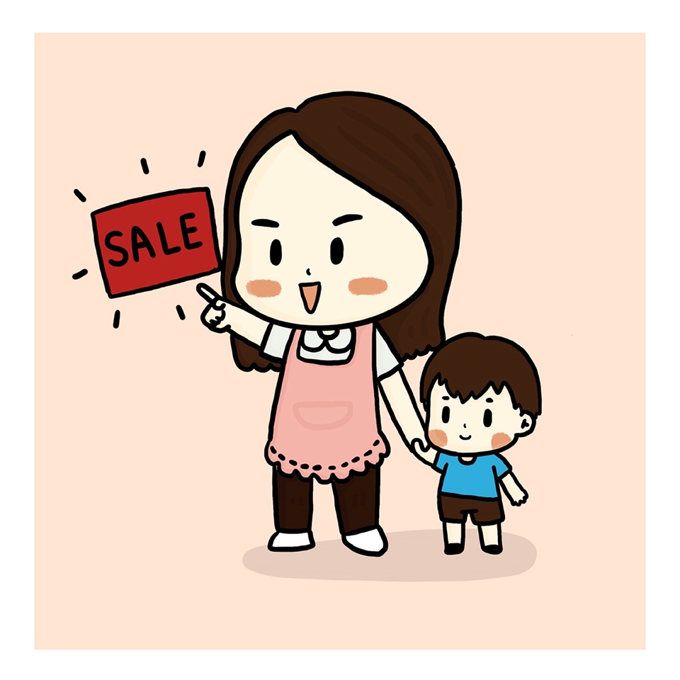 วาดแฟนอาร์ตการ์ตูน แม่จูงลูกน้อยกำลังชี้ไปที่ป้าย SALE น่ารักๆ แสดงถึงการลดราคาและการช้อปปิ้ง ภาพวาดการ์ตูนแฟนอาร์ต เหมาะสำหรับออกแบบภาพโปรไฟล์หรือภาพประกอบน่ารักๆ รับวาดภาพ fanart สไตล์เกาหลี