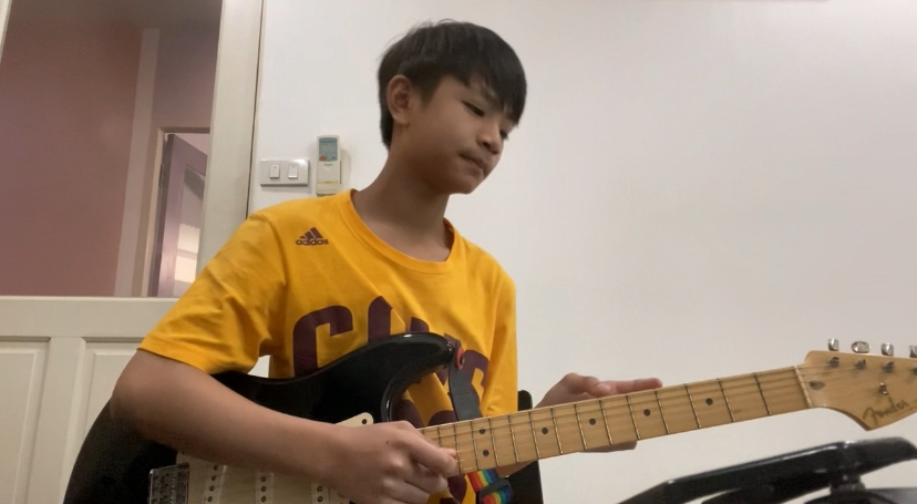 นักดนตรีหนุ่มเล่นกีต้าร์ไฟฟ้า