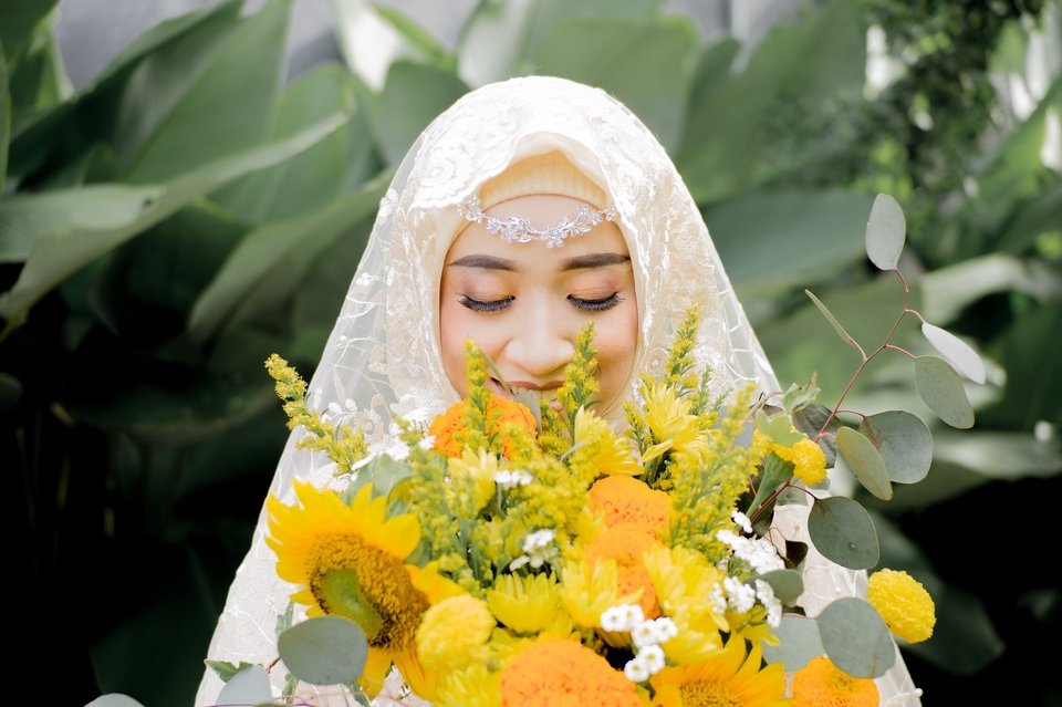 Jasa foto prewedding dengan konsep bunga dan hijab putih, fotografer profesional