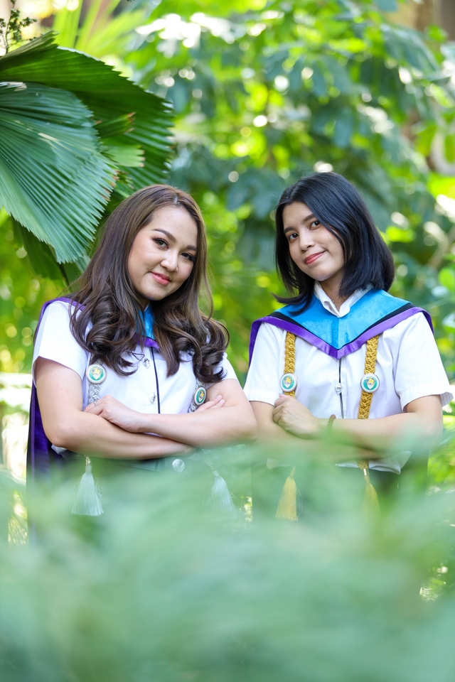 รับถ่ายรูปรับปริญญา ช่างภาพรับปริญญา 2 คน สวย สดใส