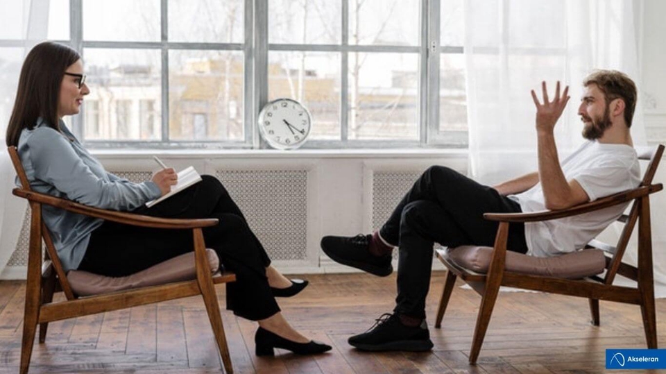 Two people talking during a therapy session, jasa konsultasi psikologi online, self improvement, konsultasi online psikolog, konsultasi psikologi online, konseling online, jasa psikolog online, psikolog online, layanan psikolog online