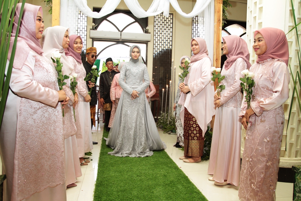 Jasa foto pernikahan dan prewedding di studio dengan fotografer profesional dan tim makeup