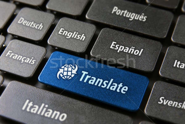 Keyboard dengan tombol translate untuk jasa penerjemah bahasa online dan offline.