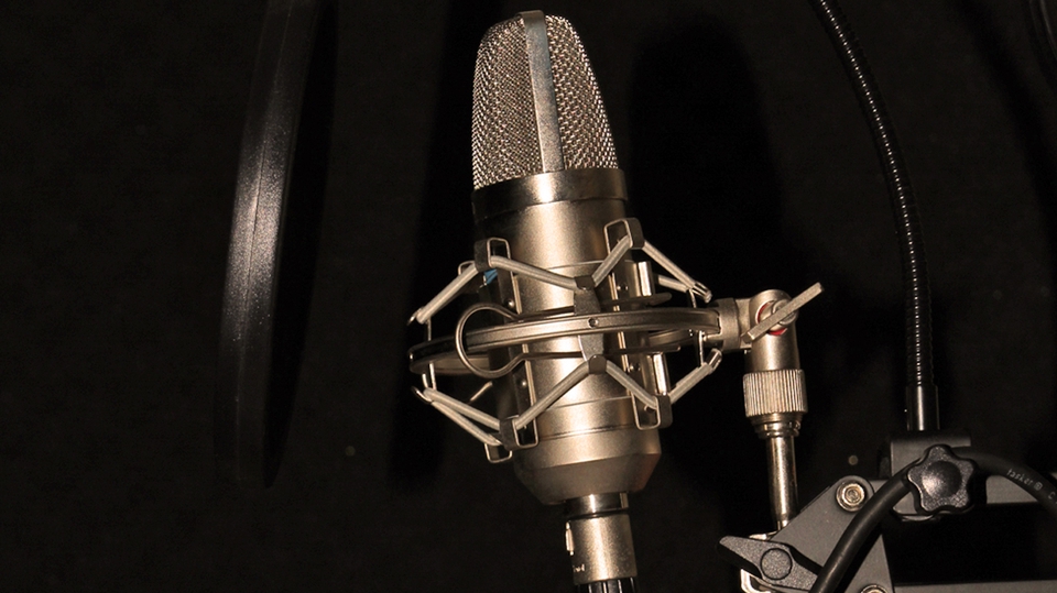 Jasa pengisi suara profesional dengan mikrofon berkualitas tinggi untuk rekaman voice over.