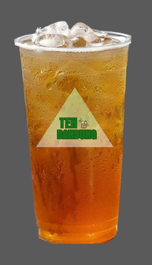 Teh Bandung segar dengan es batu dalam gelas, minuman khas Bandung yang populer di Indonesia.