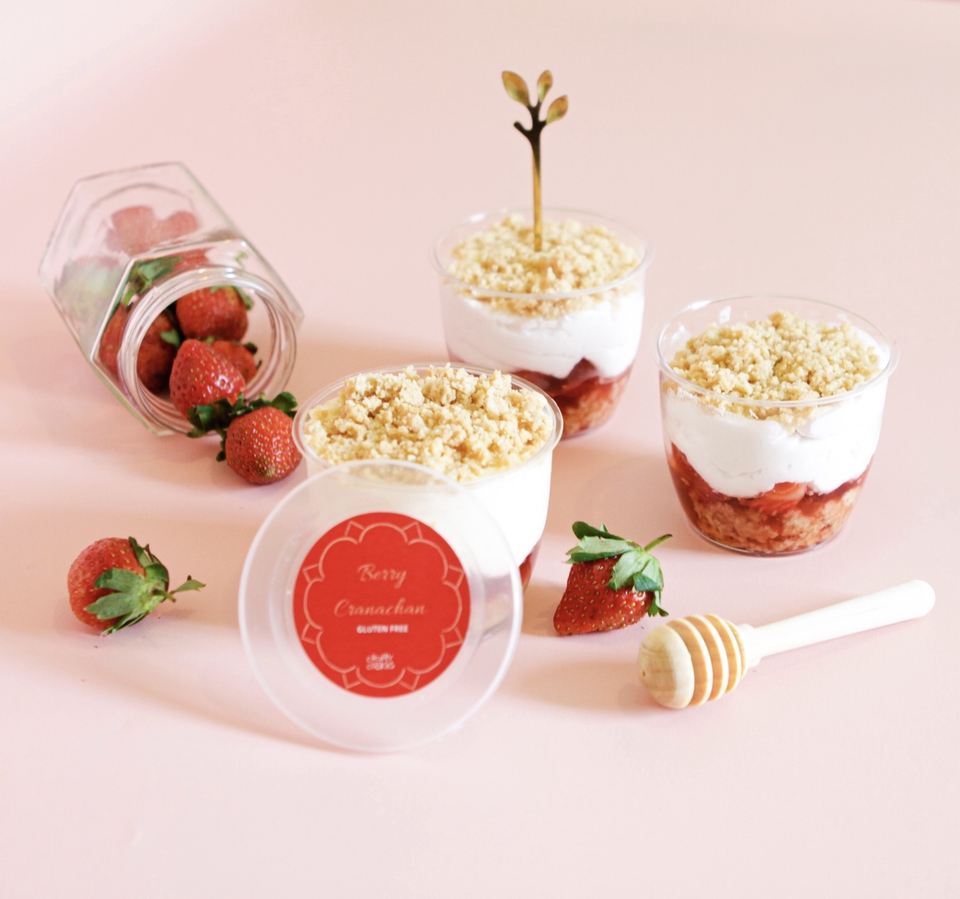Jasa fotografi makanan dengan konsep berry crumble dan background putih, cocok untuk bisnis kuliner dan restoran.