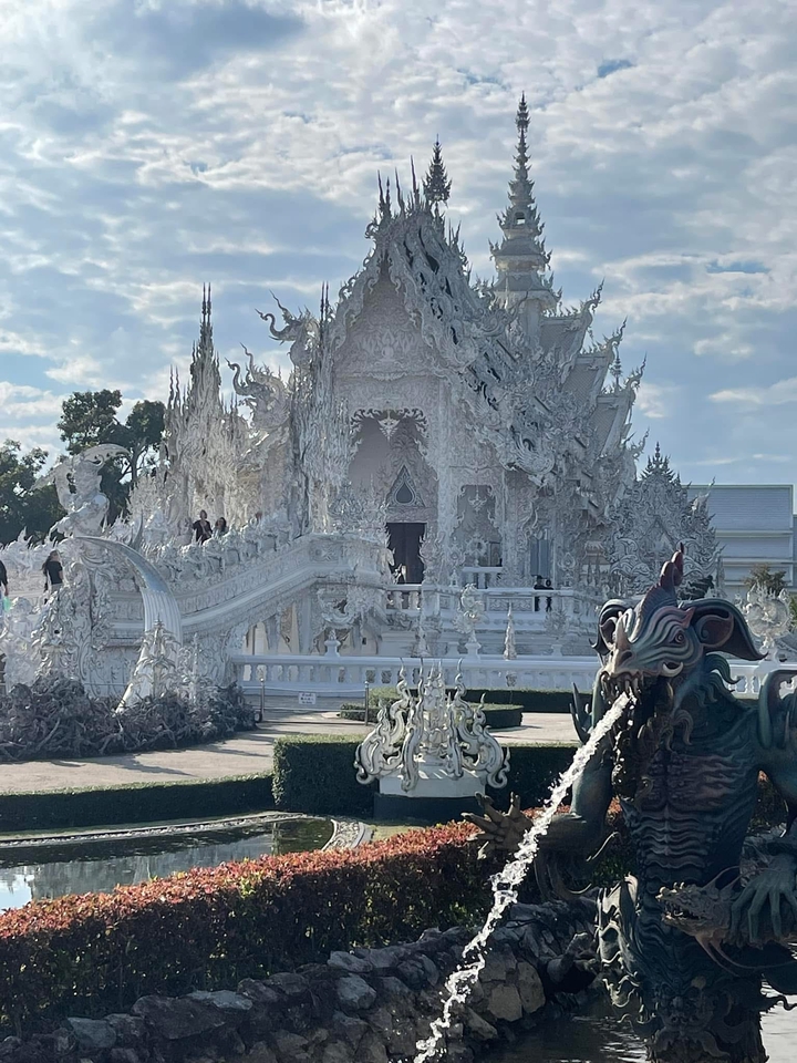 จ้างคนขับรถรายวัน บริการคนขับรถส่วนตัว เที่ยววัดร่องขุ่น เชียงราย
