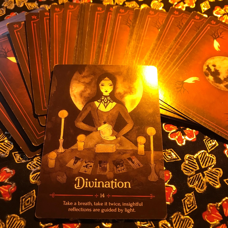 Kartu tarot divination untuk meningkatkan pengembangan diri dan menemukan jati diri.