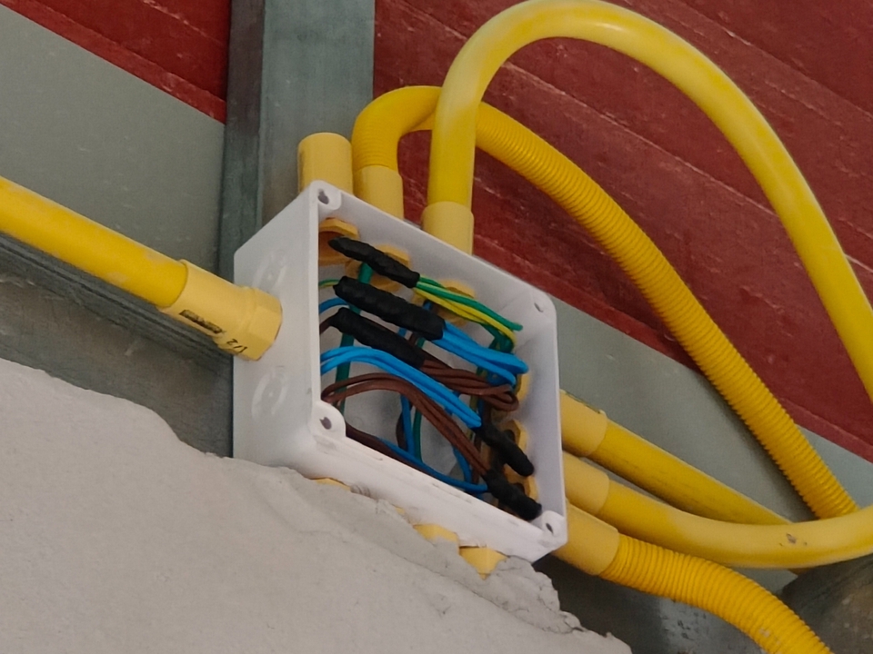 ช่างไฟฟ้าเดินสายไฟในบ้านระบบไฟฟ้าภายในบ้านติดตั้งกล่องไฟและสายไฟฟ้า