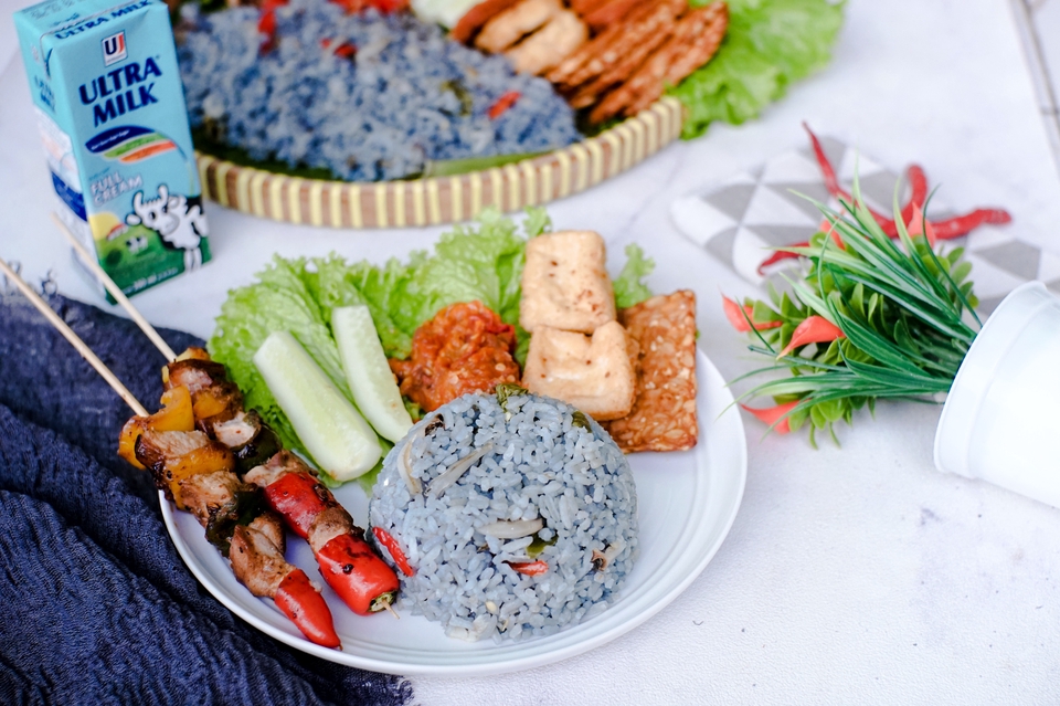 Jasa food photography untuk foto produk makanan dengan nasi biru, ayam, tahu, dan kerupuk.