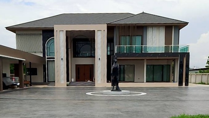 ปูกระเบื้องบ้านหรูสวยงาม รับเหมาปูกระเบื้อง ราคาถูก ช่างปูกระเบื้องมืออาชีพ