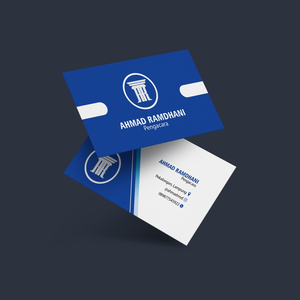 Desain logo hukum dengan warna biru dan putih, logo untuk website lawyer, desain logo pengacara.