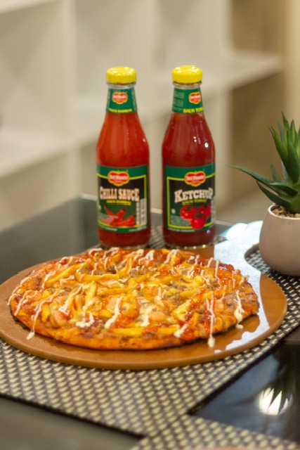 Jasa Fotografi Makanan - Foto Pizza dengan Saus Cabai dan Saus Tomat