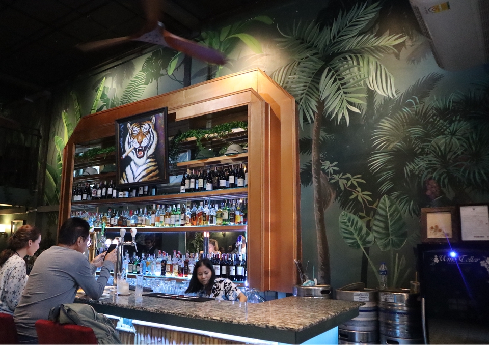 รับเพ้นท์ผนัง3มิติลายป่าเขตร้อน ตกแต่งผับบาร์สวย