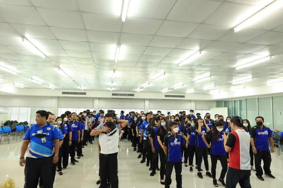 กลุ่มคนกำลังเรียนรู้การปรับบุคลิกภาพ พัฒนาบุคลิกภาพ พัฒนาการพูด ในชั้นเรียน