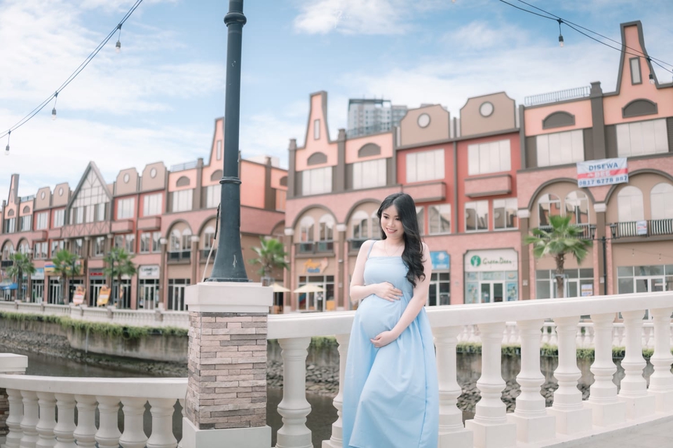 Jasa Fotografi Prewedding di Studio dengan Background Gedung Kota, Fotografer Profesional